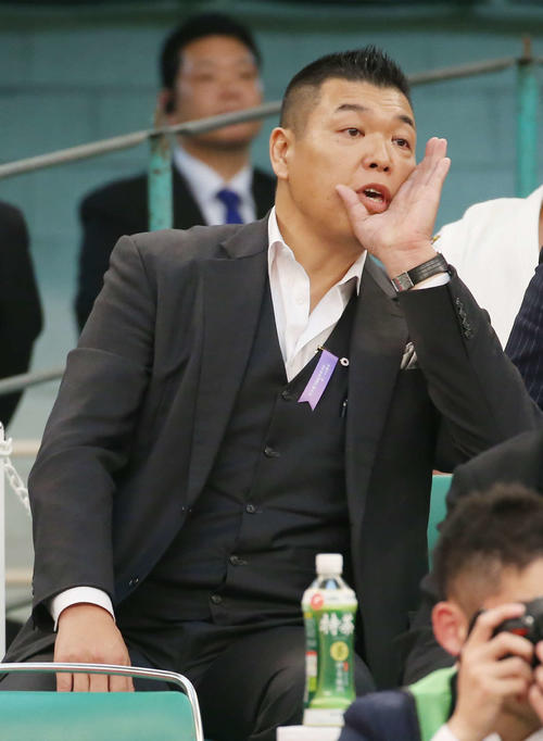 準決勝に臨む長男雄勢にげきを飛ばす父の小川直也氏（撮影・河田真司）