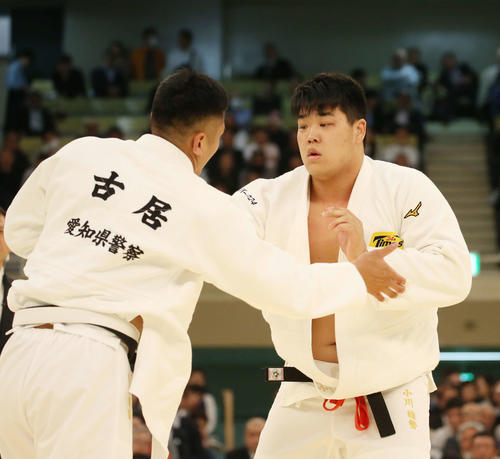 2回戦　古居（左）の反則負けにより初戦突破する小川（撮影・河田真司）