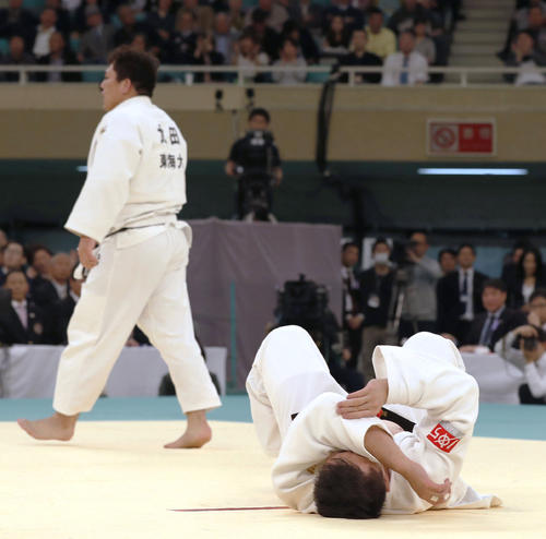 準々決勝で太田彪雅（左）に敗れた原沢久喜（共同）