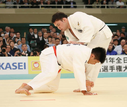 決勝　加藤博（左）を攻めるウルフ（撮影・河田真司）