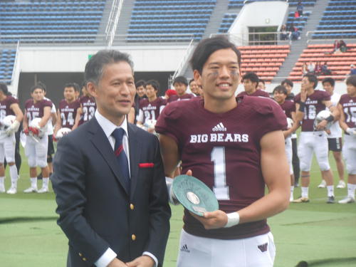早大MVPとなったQB柴崎哲平(右)