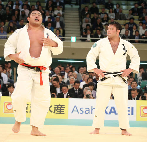 ウルフ（右）に敗れ、肩を落とす王子谷（撮影・河田真司）