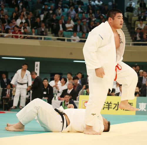 2回戦　中野（左）を小内刈り一本で破る王子谷（撮影・河田真司）