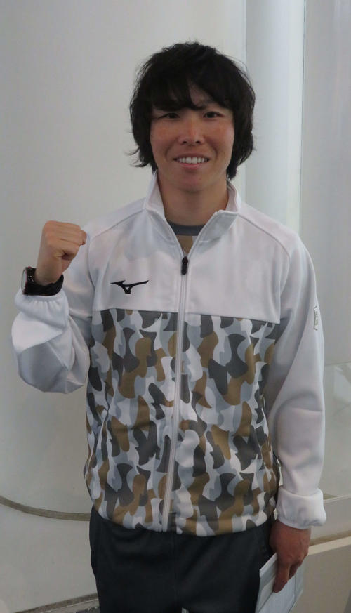 アジア杯に向け羽田空港で取材に応じるソフトボール女子日本代表山田恵里外野手（撮影・松熊洋介）