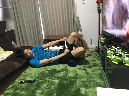 昼食後に自宅で体をケアする競泳渡辺一平