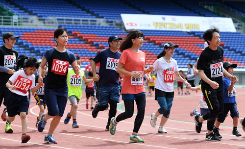 親子ランナー達と一緒にマラソンをする高橋尚子さん（撮影・横山健太）