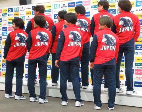ゴジラジャージーをお披露目する（下段左から）芳田司、志々目愛、阿部詩、渡名喜風南、（上段左から）朝比奈沙羅、素根輝、浜田尚里、新井千鶴、田代未来（撮影・峯岸佑樹）