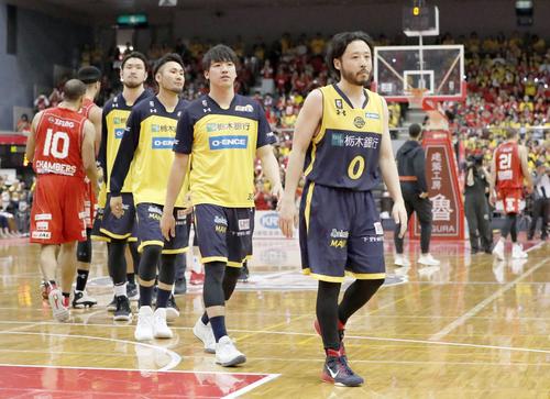 決勝進出を逃し、肩を落とす栃木・田臥（右端）ら（共同）