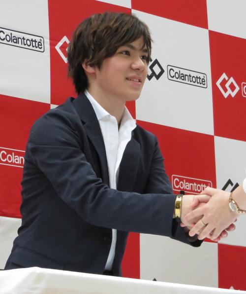 トークショーで握手会を実施する宇野昌磨（撮影・峯岸佑樹）