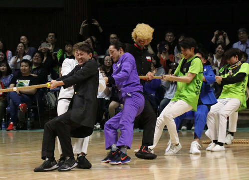 ファン感謝祭の綱引き対決で先頭でチームを引っ張るレバンガ北海道折茂（撮影・浅水友輝）