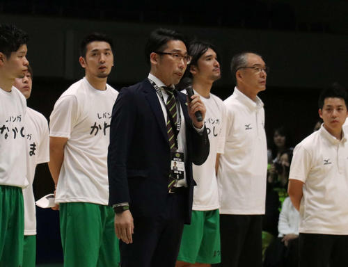 ファン感謝祭でシーズンの報告をするレバンガ北海道横田CEO（手前）（撮影・浅水友輝）