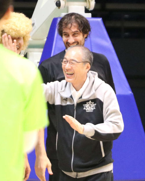 ファン感謝祭でフリースローを決めた内海監督は笑顔で選手とハイタッチ（撮影・浅水友輝）
