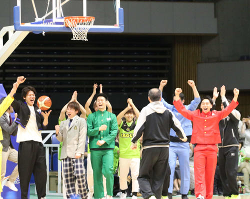 ファン感謝祭で内海監督（手前）がフリースローを決め盛り上がるレバンガ北海道の選手たち（撮影・浅水友輝）