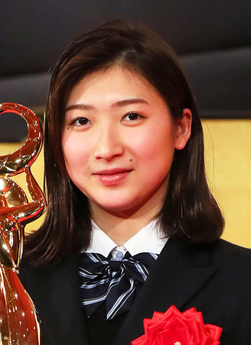 「テレビ朝日ビッグスポーツ賞」授賞式　日本スポーツ賞「特別賞」を受賞し笑顔を見せる競泳女子池江璃花子＝2019年1月11日