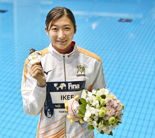 競泳W杯東京大会　3日目　女子100メートルバタフライ決勝　日本新記録で優勝した池江璃花子はメダルを手に笑顔を見せる＝2018年11月11日