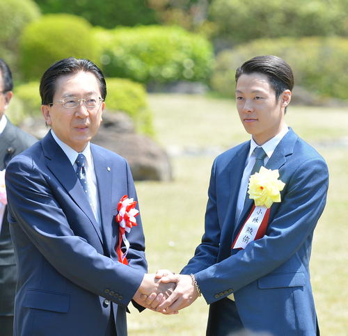 岩手県県民栄誉賞表彰式の会場となった岩手県知事公館の庭園で達増知事（左）と握手する小林（撮影・鎌田直秀）