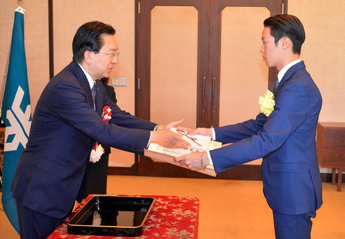 達増拓也知事（左）から岩手県県民栄誉賞を受け取る小林（撮影・鎌田直秀）