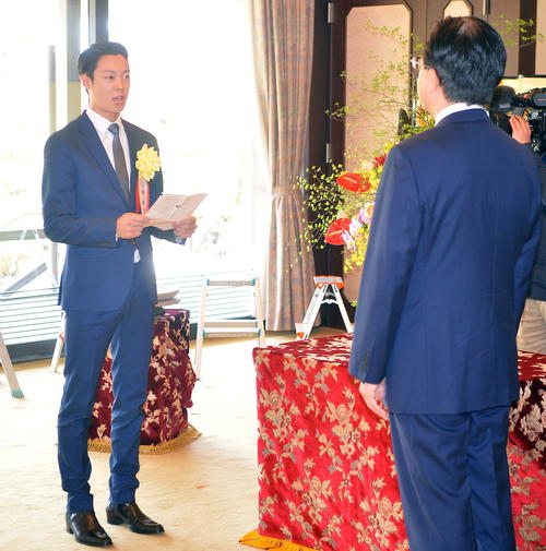 岩手県県民栄誉賞表彰式で達増拓也知事（右）に謝辞を述べる小林（撮影・鎌田直秀）