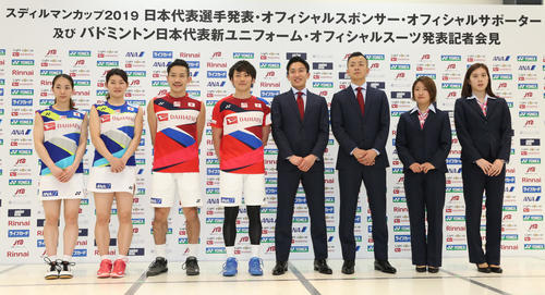 発表された新ユニホームと新オフィシャルスーツを着用する選手たち。左から松友、高橋、園田、嘉村、桃田、西本、奥原、大堀（撮影・大野祥一）
