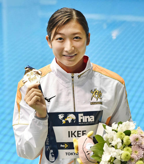 18年11月、競泳W杯東京大会の女子100メートルバタフライ決勝で、日本新記録で優勝した池江璃花子はメダルを手に笑顔を見せる