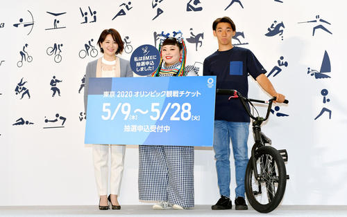 記念撮影でポーズを決める、左から大橋未歩、渡辺直美、BMXフリースタイルの中村輪夢（撮影・滝沢徹郎）