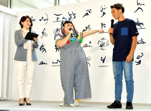 笑顔でBMXフリースタイルの中村輪夢（右）と話す渡辺直美（中央）。左は大橋未歩（撮影・滝沢徹郎）