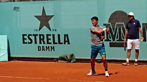 ボティーニ・コーチが見守る中、練習する錦織