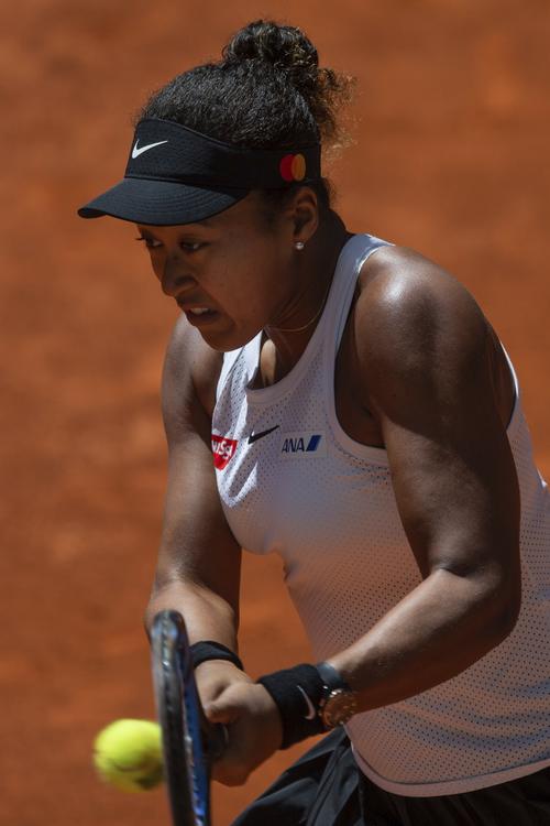 準々決勝でバックハンドで返球する大坂なおみ（AP）