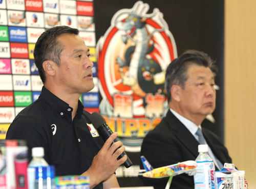 男子バレーボール日本代表の発表記者会見で話をする中垣内監督（左）。右は嶋岡会長（撮影・狩俣裕三）