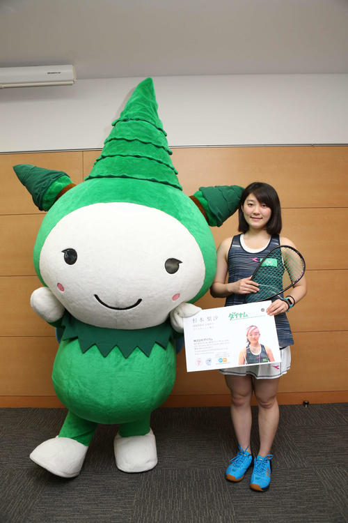 杉本選手とダイナム公式キャラクターのモリスケ
