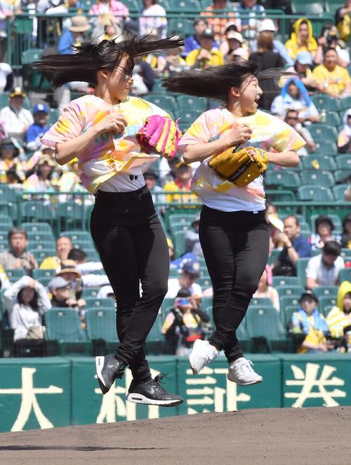 ファーストピッチセレモニーでジャンプを決める三原舞依（左）と坂本花織（撮影・上田博志）