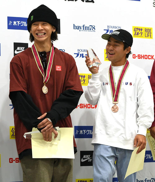 男子パーク優勝の平野（左）はおちゃらける3位笹岡を見て笑顔（撮影・山崎安昭）
