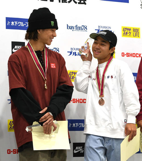 男子パーク優勝の平野（左）はおちゃらける3位笹岡を見て笑顔（撮影・山崎安昭）