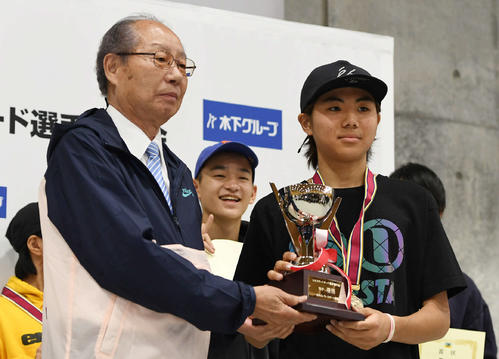 男子ストリート優勝の青木（右）はカップを受け取る（撮影・山崎安昭）