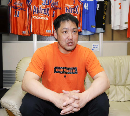今季を振り返る新潟庄司監督（撮影・斎藤慎一郎）