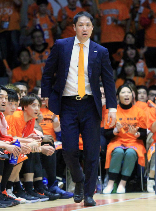 A東京とのチャンピオンシップ第1戦、新潟庄司監督（右）は気合の表情（2019年4月27日撮影）