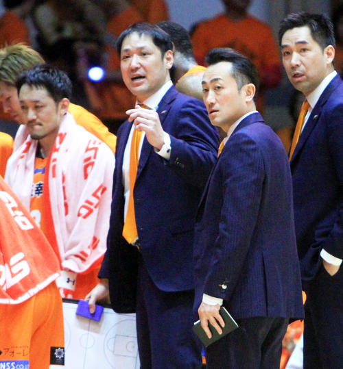 4月27日、A東京とのチャンピオンシップ第1戦、コーチ陣とともに相手ベンチを見つめる新潟庄司監督（中央）（2019年4月27日撮影）