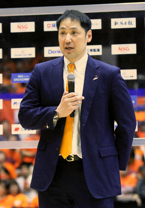 横浜とのリーグ最終戦を終えた新潟庄司監督は、中地区優勝を地元ブースターに報告する（2019年4月21日撮影）