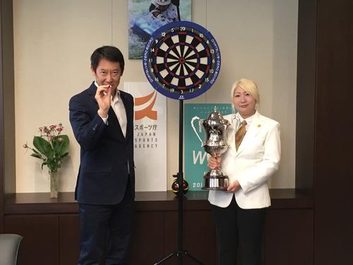ダーツ世界選手権でアジア人初優勝した鈴木未来（右）の訪問を受け、ダーツに挑戦したスポーツ庁の鈴木大地長官