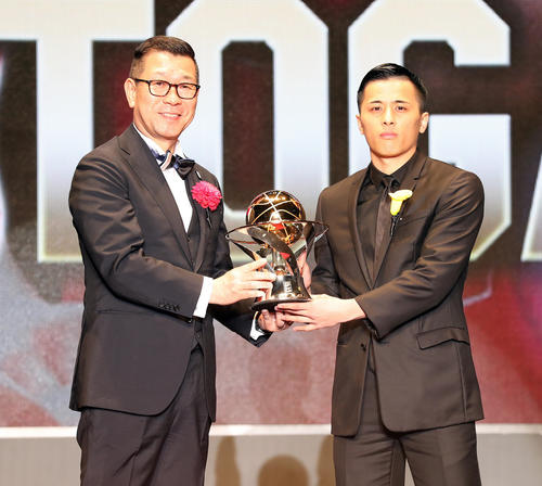 最優秀選手賞を獲得した千葉・富樫（右）。左はBリーグ大河チェアマン（撮影・大野祥一）