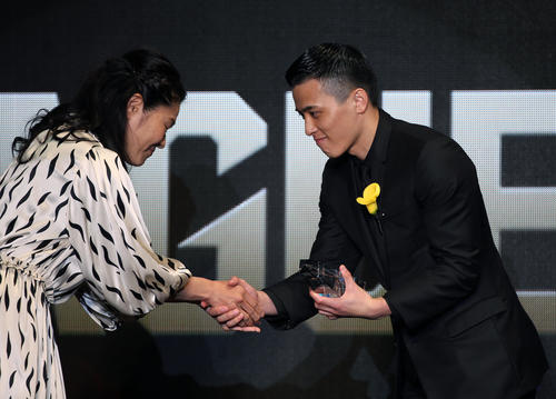 ベスト5に選ばれ、プレゼンターの澤氏（左）と握手する千葉・富樫（撮影・大野祥一）