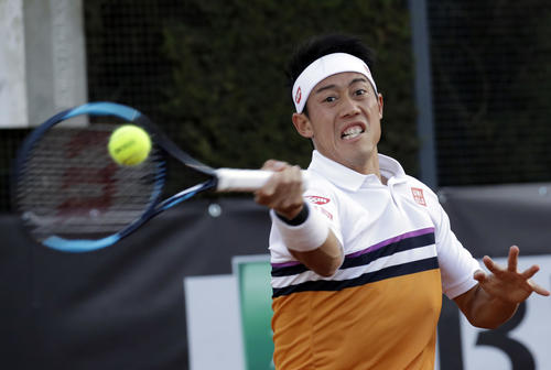 ショットを放つ錦織（AP）
