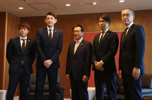 札幌市役所の秋元市長（中央）を表敬訪問した折茂（左から2人目）らレバンガ北海道の選手、スタッフ（撮影・浅水友輝）