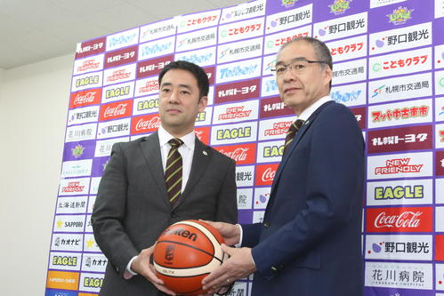 続投で意気込みを語ったレバンガ北海道内海監督（右）とチーム統括の清永氏（撮影・西塚祐司）