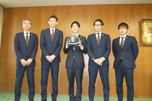 鈴木知事（中央）を表敬訪問したレバンガ北海道の（左から）内海監督、折茂、1人おいて横田CEO、多嶋（撮影・西塚祐司）