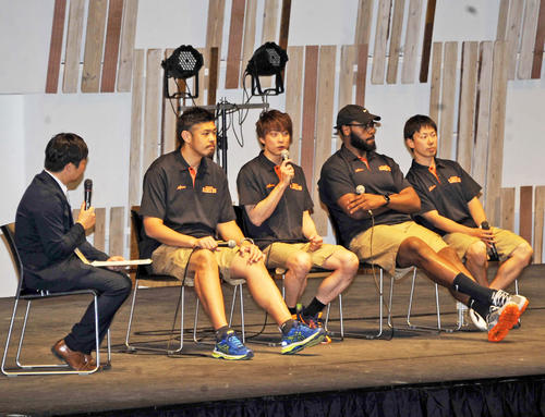 トークショーに登場したB1新潟の選手。左から2人目より鵜沢、五十嵐、ガードナー、山口（撮影・斎藤慎一郎）