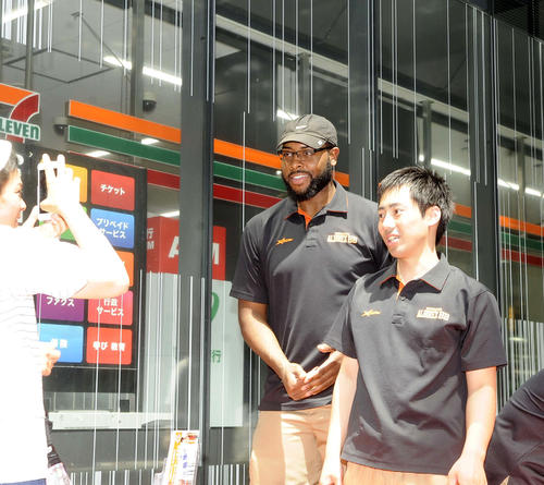 後援会ブースで笑顔で記念撮影に応じるガードナー（中央）（撮影・斎藤慎一郎）