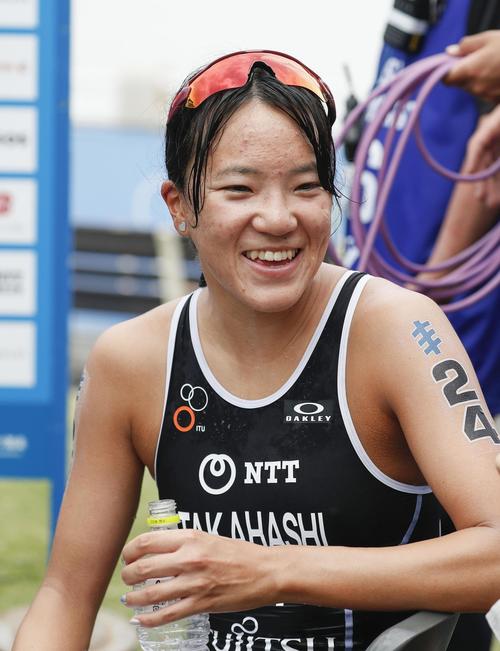 女子で4位になり、笑顔を見せる高橋侑子（共同）