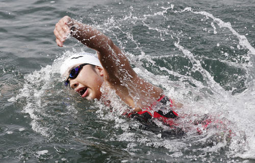 女子10 キロ 　優勝した新倉みなみ（共同）