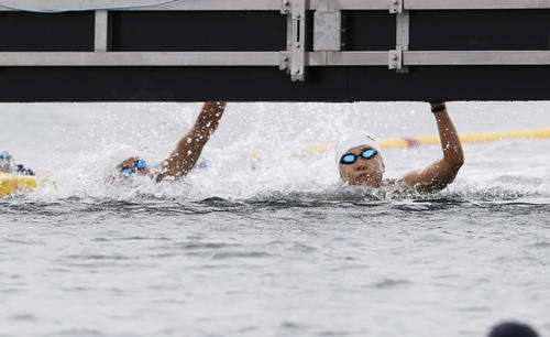 女子10 キロ 　タッチの差で優勝を決めた新倉みなみ。左は2位の貴田裕美（共同）